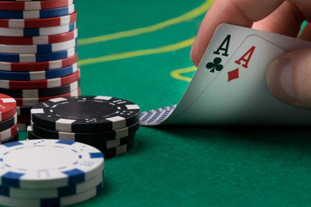 rozdanie przebija za dwie zwycięskie karty na zielonym stole pokerowym - men suit holding human finger zdjęcia i obrazy z banku zdjęć