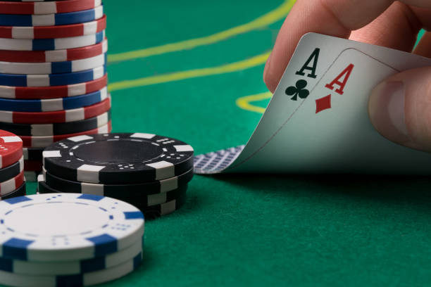 hand raises for two winning cards on a green poker table - casino worker imagens e fotografias de stock