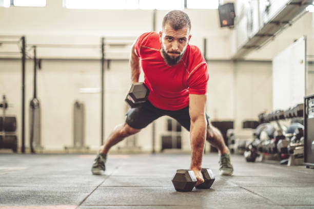 l'uomo forte sta facendo esercizio di cross training - weight training body building men human muscle foto e immagini stock