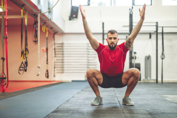 homem forte é fazendo exercício de treinamento cruzado - weight training body building men human muscle - fotografias e filmes do acervo