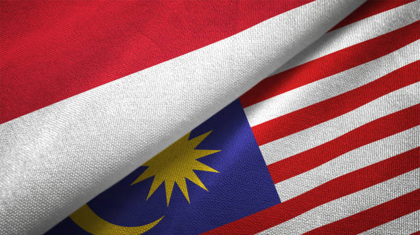 マレーシアとインドネシアの 2 つのフラグ一緒に繊維布の生地テクスチャ - インドネシア国旗 ストックフォトと画像