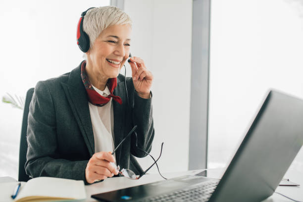 senior woman at call center - bluetooth headset women customer imagens e fotografias de stock