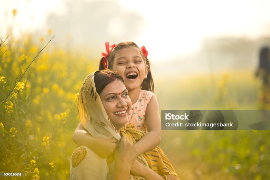 Mère avec fille s’amuser au domaine de l’agriculture - Photo de Inde libre de droits