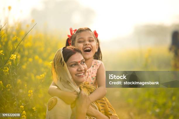 Photo libre de droit de Mère Avec Fille Samuser Au Domaine De Lagriculture banque d'images et plus d'images libres de droit de Inde