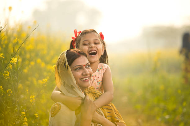 어머니 딸 농업 분야에서 재미와 - indian culture 이미지 뉴스 사진 이미지