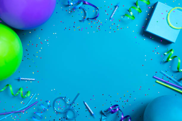 생일 파티 액세서리와 밝은 축제 블루 배경 - streamer ribbon party celebration 뉴스 사진 이미지
