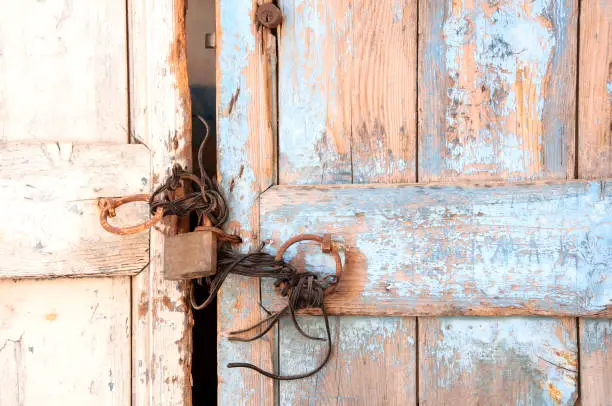 Old door, lock old and distorted, easy to open, imprudent.
