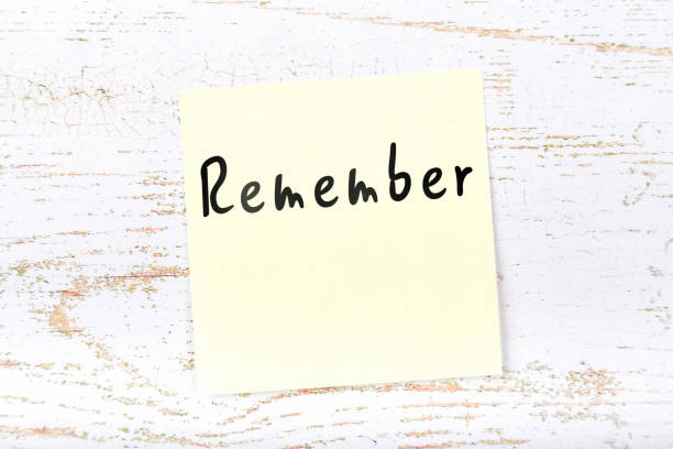 istock Yellow sticky note on wooden desk with handwritten message 1093227498