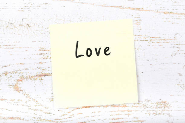 istock Yellow sticky note on wooden desk with handwritten message 1093229204
