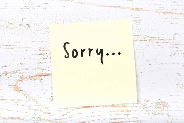 istock Yellow sticky note on wooden desk with handwritten message 1093229256