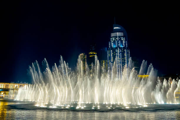 фонтаны со светом - dancing fountains стоковые фото и изображения