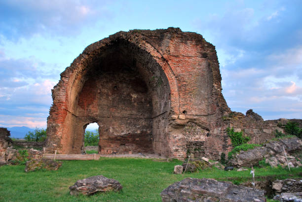 руины королевского дворца гегути в кутаиси, джорджия - kutaisi стоковые фото и изображения