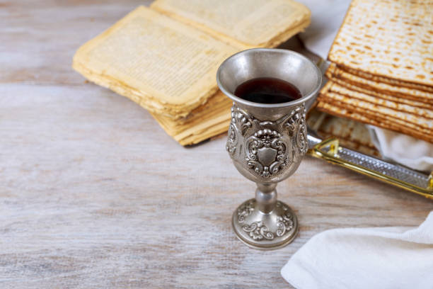 um pão matzah judeu com vinho. conceito de férias de páscoa - kosher wine - fotografias e filmes do acervo
