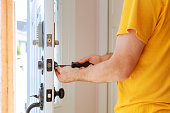 arbeiter-die-installation-oder-reparatur-neue-schleuse.jpg?b=1&s=170x170&k=20&c=3ubFgchXkCsYA8eUuN9cVkUpgcyMrw0GHPQSjI7dMUc=