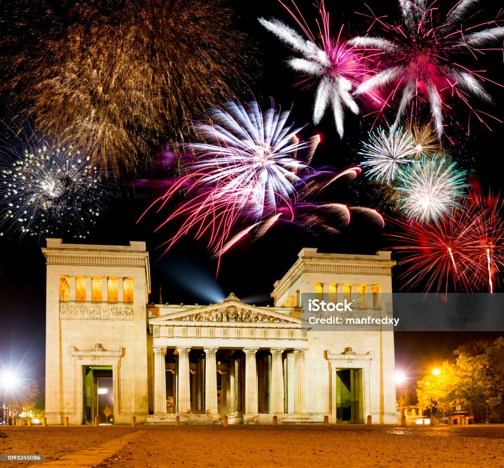 Feuerwerk am beleuchteten Propyläen in München - Lizenzfrei München Stock-Foto