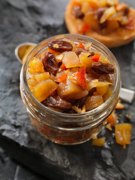 apfel und ingwer-chutney mit rosinen - preserves pickle jar relish stock-fotos und bilder