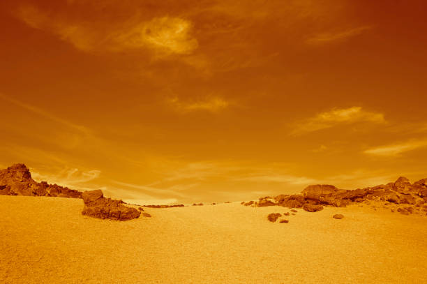 filtro de color monocromo abstracto con tonos naranja de las inusuales dunas en minas de san josé en el parque nacional del teide, tenerife, islas canarias, españa - bizarre landscape sand blowing fotografías e imágenes de stock