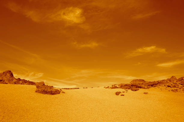 テイデ国立公園、テネリフェ島、カナリア諸島、スペインのミナス ・ デ ・ サンノゼで珍しい砂丘のオレンジ色の色相を持つ抽象的なモノクロ カラー フィルター - bizarre landscape sand blowing ストックフォトと画像