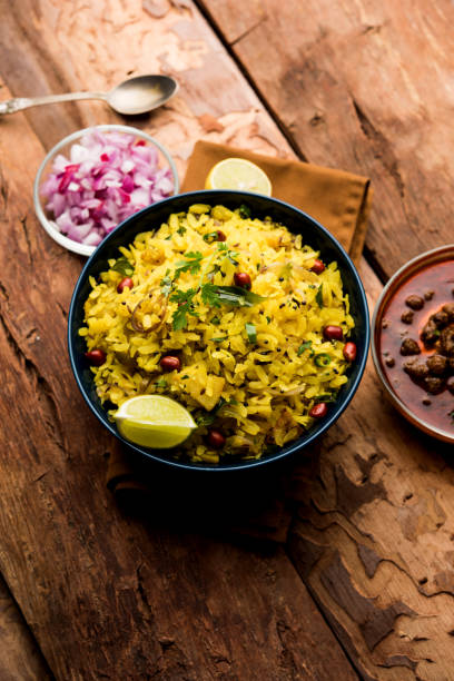 aloo/kanda poha oder tarri pohe mit würzigen chana masala/curry. selektiven fokus - gooseberry fruit berry bowl stock-fotos und bilder