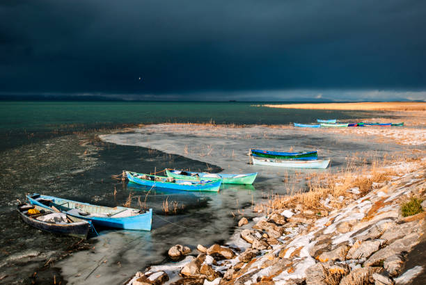 After the snowfall of the lake, the ice of the shores of the boats to create a beautiful landscape with dense clouds ..