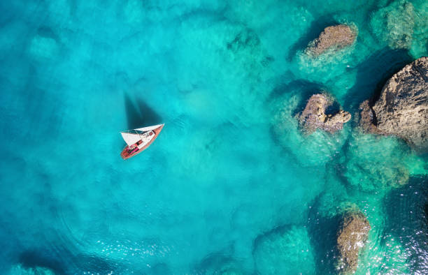 바다에 최고의 보기에서 요트. 평면도에서 청록색 물 배경입니다. 공기에서 여름 바다 경치입니다. 여행 컨셉과 아이디어 - 터키석 색깔 뉴스 사진 이미지