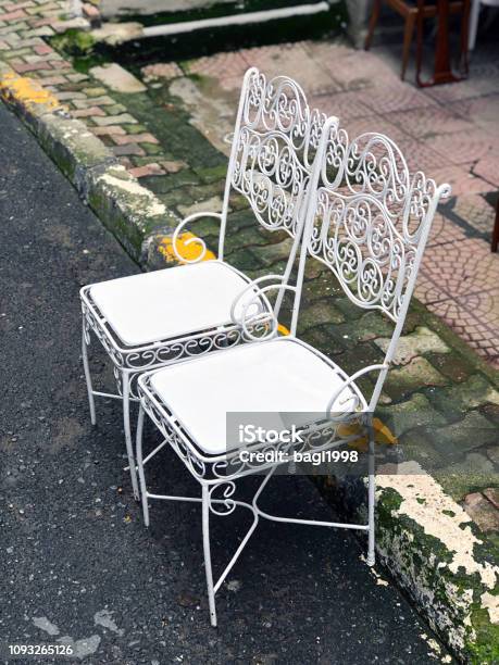 Schöne Alte Sessel In Straße Stockfoto und mehr Bilder von Alt - Alt, Altertümlich, Antiquität