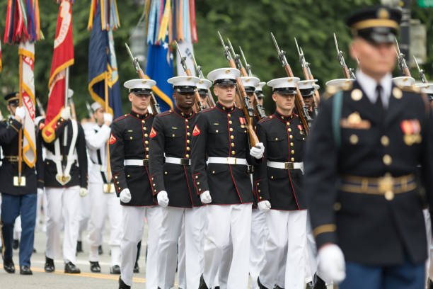 парад в честь национального дня памяти - us marine corps фотографии стоковые фото и изображения