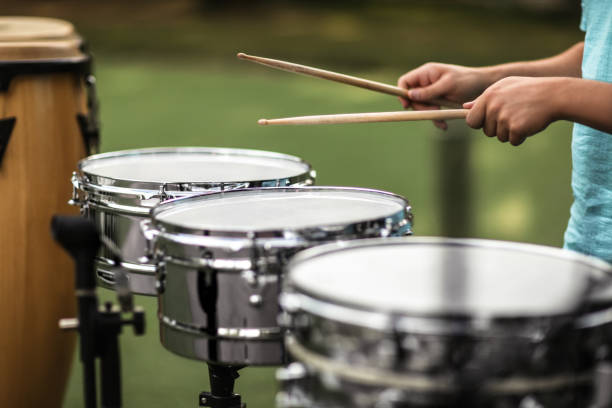 Drummer playing drums on stage Drummer playing drums on stage snare drum stock pictures, royalty-free photos & images