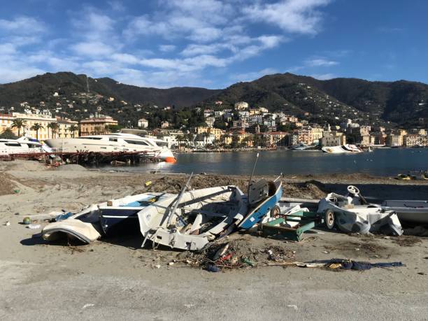 barcos destruidos por huracán tormenta en rapallo, italia - hurrican fotografías e imágenes de stock
