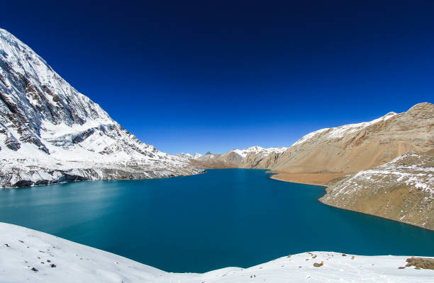 ヒマラヤのアンナプルナの範囲の tilicho 湖 (4,919 m) - glacier himalayas frozen lake ストックフォトと画像