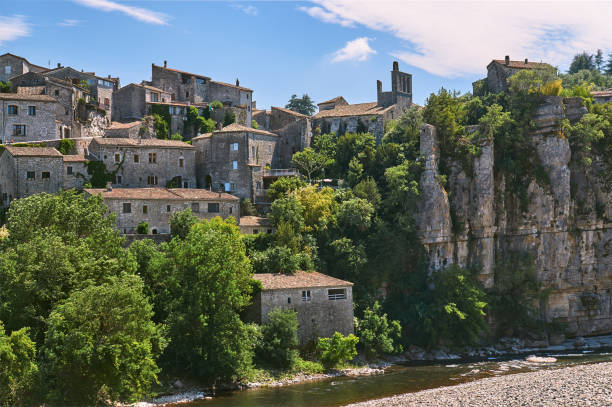 アルデーシュ川の balazuc の町 - ardeche france landscape nature ストックフォトと画像