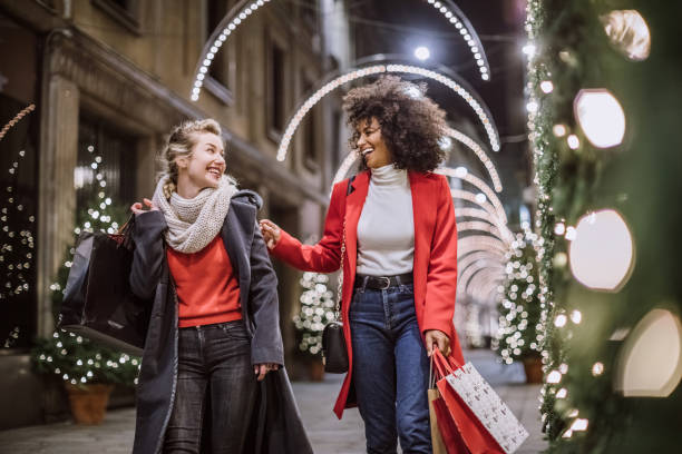 dwie atrakcyjne młode kobiety w świątecznych zakupach - christmas bag shopping bag gift zdjęcia i obrazy z banku zdjęć