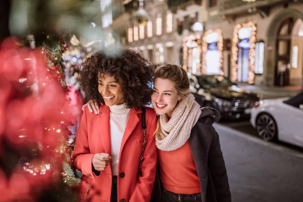 rozglądając się i kupując prezenty świąteczne - women walking shopping street zdjęcia i obrazy z banku zdjęć