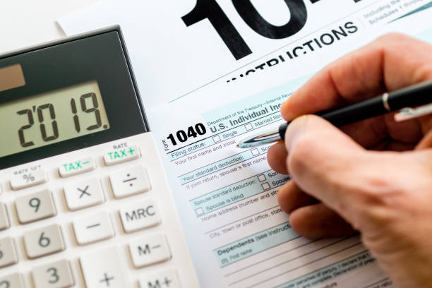 nowy formularz podatkowy irs 1040 2019, instrukcje, pióro i kalkulator - tax tax form financial advisor calculator zdjęcia i obrazy z banku zdjęć