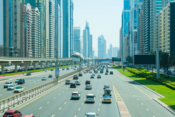 道路交通でドバイ、アラブ首長国連邦 - futuristic dubai city traffic ストックフォトと画像