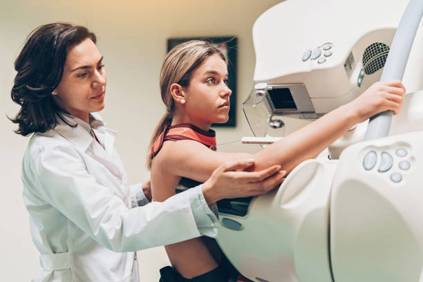 젊은 여자는 유방조영술을 데 - medical equipment x ray cancer oncology 뉴스 사진 이미지