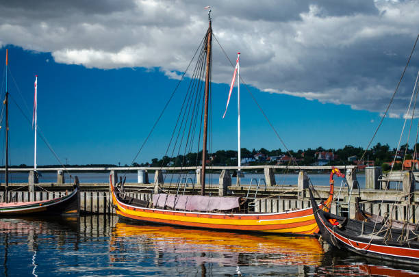 barcos vikingos en roskilde dinamarca - roskilde fotografías e imágenes de stock