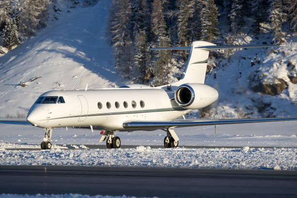 corporate jet - airfield mountain snow airport stock-fotos und bilder