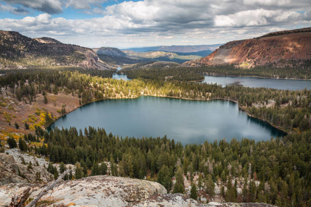 george do lago na califórnia, mammoth lakes - mammoth - fotografias e filmes do acervo