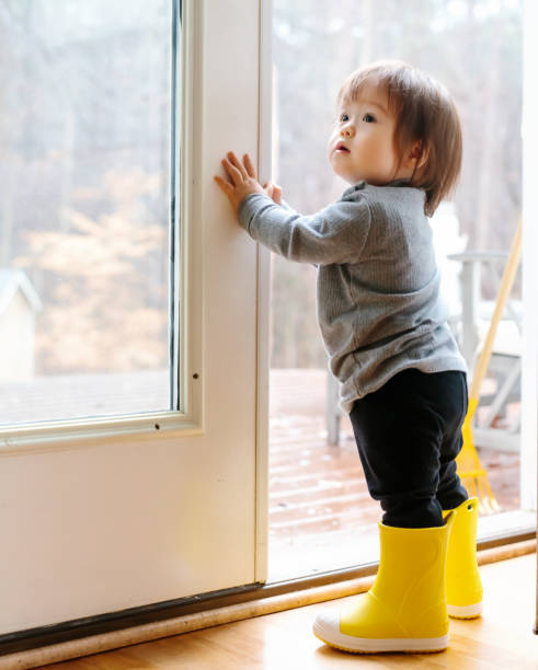 istock Toddler boy in the doorway 1093363340
