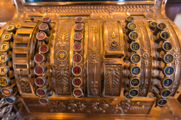 現金とコインの古いヴィンテージのレジ - typewriter key letter y dirty alphabet ストックフォトと画像