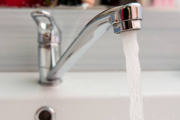 wasser strömt mehr druck aus dem mischer im badezimmer - faucet heat water water pipe stock-fotos und bilder
