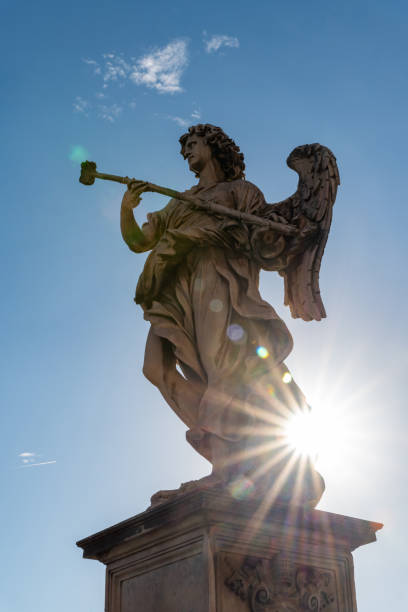 estatua de mármol de bernini del ángel desde el puente de sant'angelo en roma, italia - bernini castel fort tiber river fotografías e imágenes de stock