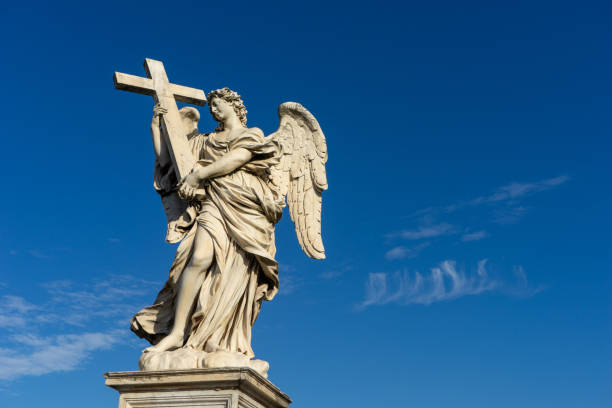 berninis marmorstatue eines engels mit kreuz von der sant'angelo-brücke in rom, italien - bernini castel fort tiber river stock-fotos und bilder