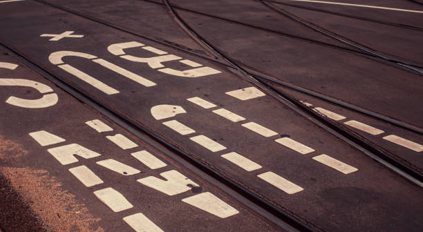 signal de ligne de bus - traffic car street parking photos et images de collection