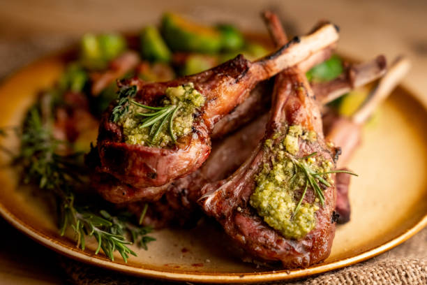 芽キャベツのソテーとメッキ グリル ニュージーランド産ラムチョップ - rack of lamb chop cutlet food ストックフォトと画像