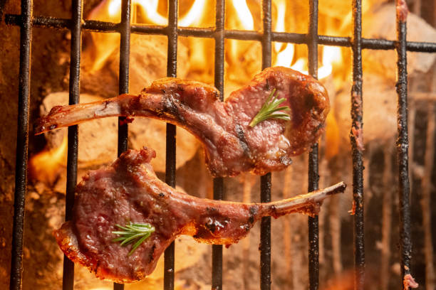 羊肉の燃えるようなグリルのおいしい frenched グルメ ニュージーランド ラック - lamb chop shank cooked ストックフォトと画像