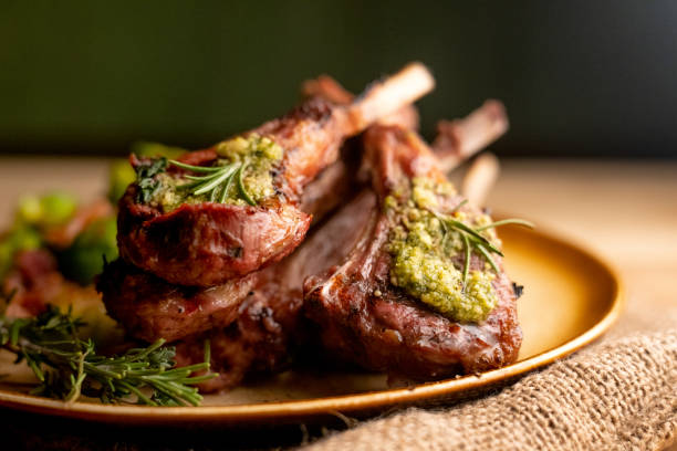 芽キャベツのソテーとメッキ グリル ニュージーランド産ラムチョップ - rack of lamb chop roasted meal ストックフォトと画像