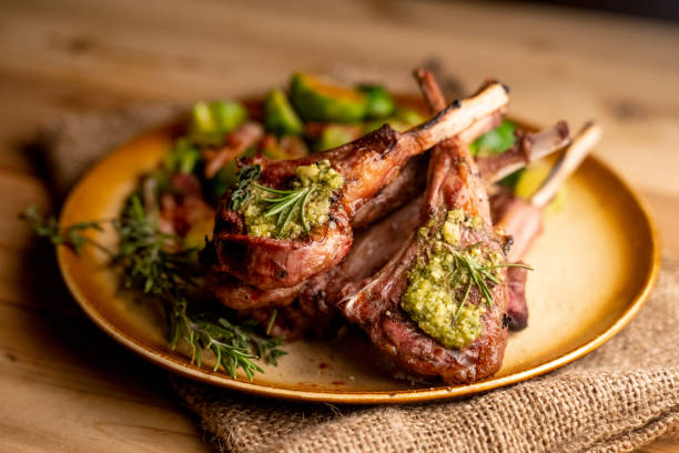 芽キャベツのソテーとメッキ グリル ニュージーランド産ラムチョップ - rack of lamb chop roasted meal ストックフォトと画像
