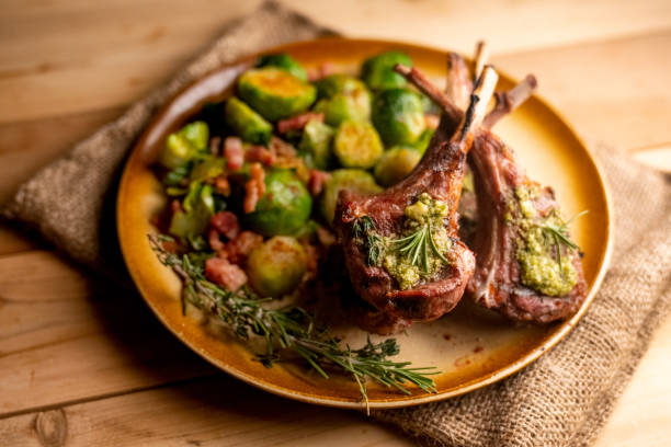 芽キャベツのソテーとメッキ グリル ニュージーランド産ラムチョップ - rack of lamb chop roasted meal ストックフォトと画像